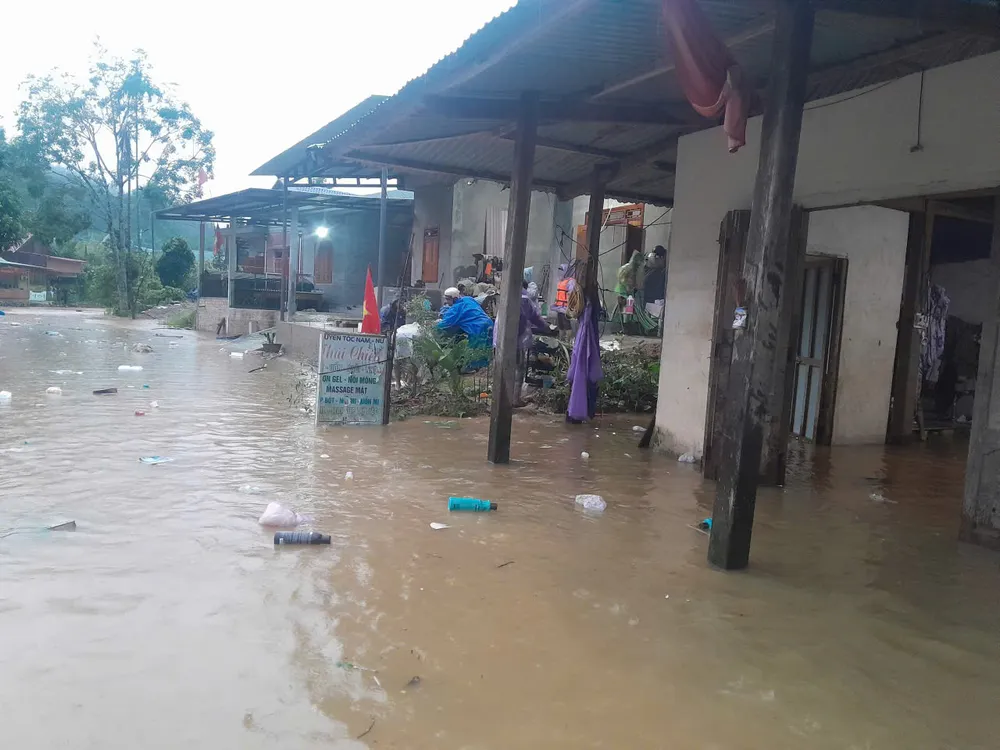 Nước tràn vào nhà dân z7162382565395_5574cb41a80977fa8c1728a70d45cf44.jpg