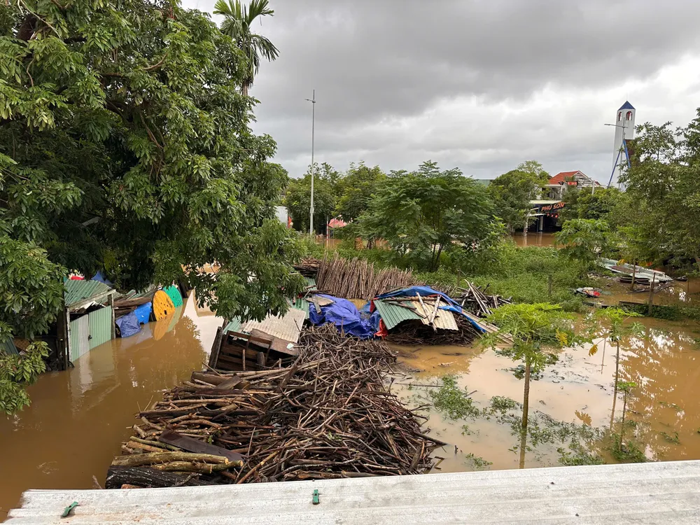 Nước dâng lên cao tại Phú Hòa 1 (xã Bà Nà). Ảnh: THIÊN VŨ z7162418080230_fd3f6b709c6dda0dfbc659ac7e960f40.jpg