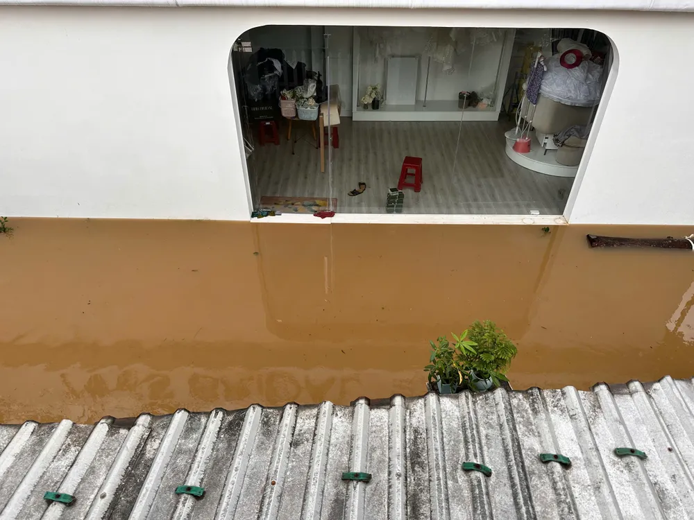 Nước dâng lên cao tại Phú Hòa 1 (xã Bà Nà). Ảnh: THIÊN VŨ z7162418088587_3c7ff0814a8ce8914ded904d7c655e06.jpg