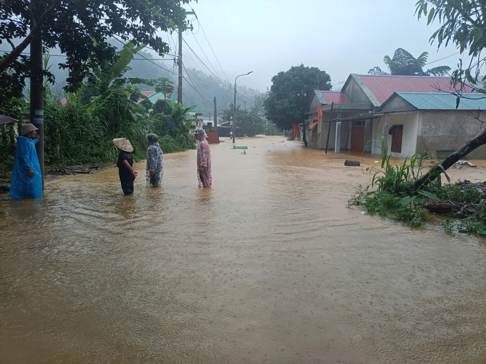 Trong sáng 28-10, nước tràn vào nhà dân tại xã A Vương. Ảnh: BRIU QUÂN z7162829304488_2366fbffedd6ffc12aa174cf4fde1acc.jpg