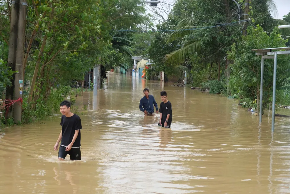 Người dân lội trong dòng nước. Ảnh: THIÊN VŨ z7163065011751_b57c3f37e036e3eb6a3521174f764eed.jpg
