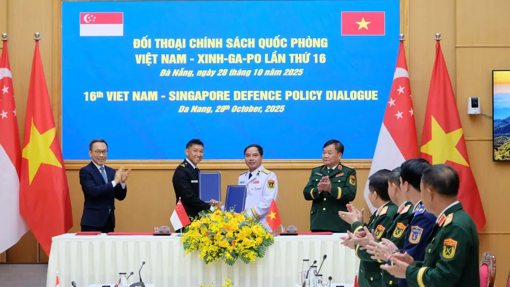 Hai bên ký kết hợp tác. Ảnh: XUÂN QUỲNH z7163402591547_e956e34aae4bc1eec8cb4e778a76fc4d.jpg