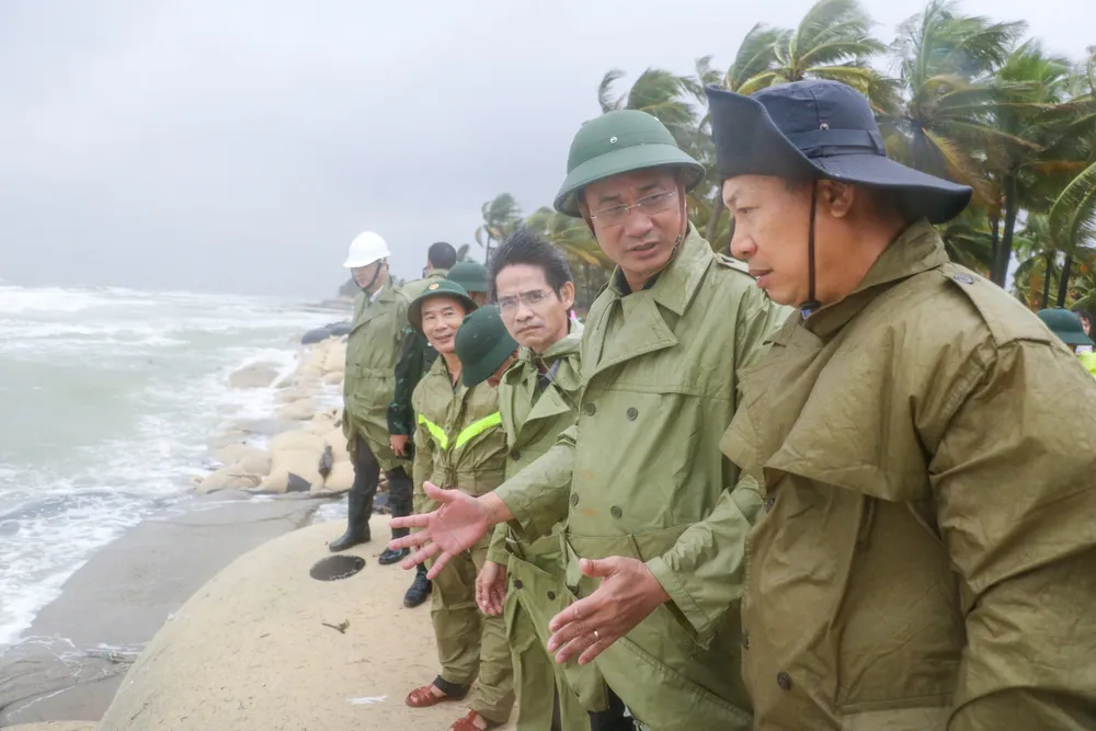 Ông Lê Ngọc Quang kiểm tra thực tế khu vực sạt lở. Ảnh: THIÊN VŨ z7163809972154_86dceb4f76f4372b7fb21fadc3322c2b.jpg