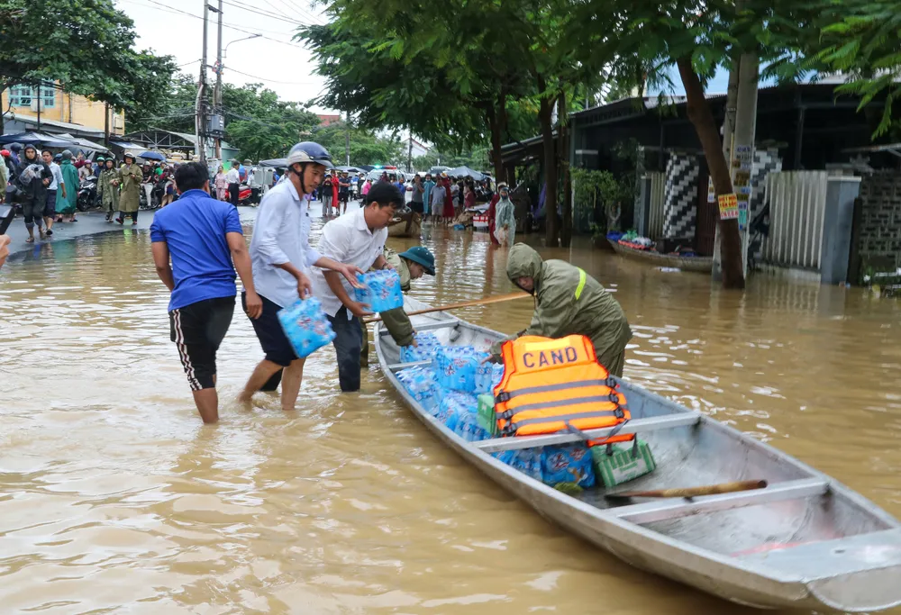 Hỗ trợ nhu yếu phẩm. Ảnh: THIÊN VŨ z7163810398261_80d17ecafdb06078a50896c3ac6d1a15.jpg