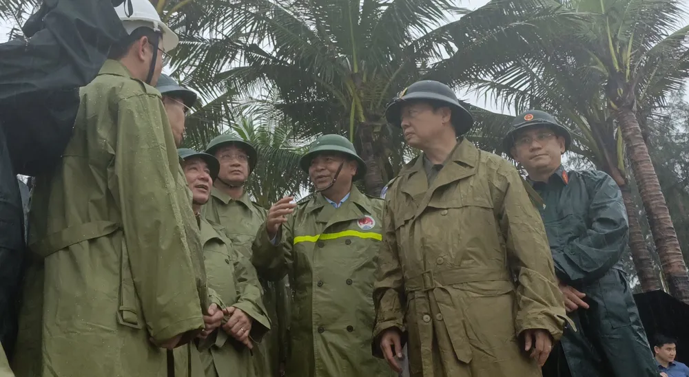 Phó Thủ tướng Trần Hồng Hà khảo sát tình hình sạt lở bờ biển phường Hội An Tây. Ảnh: XUÂN QUỲNH IMG20251029141322.jpg