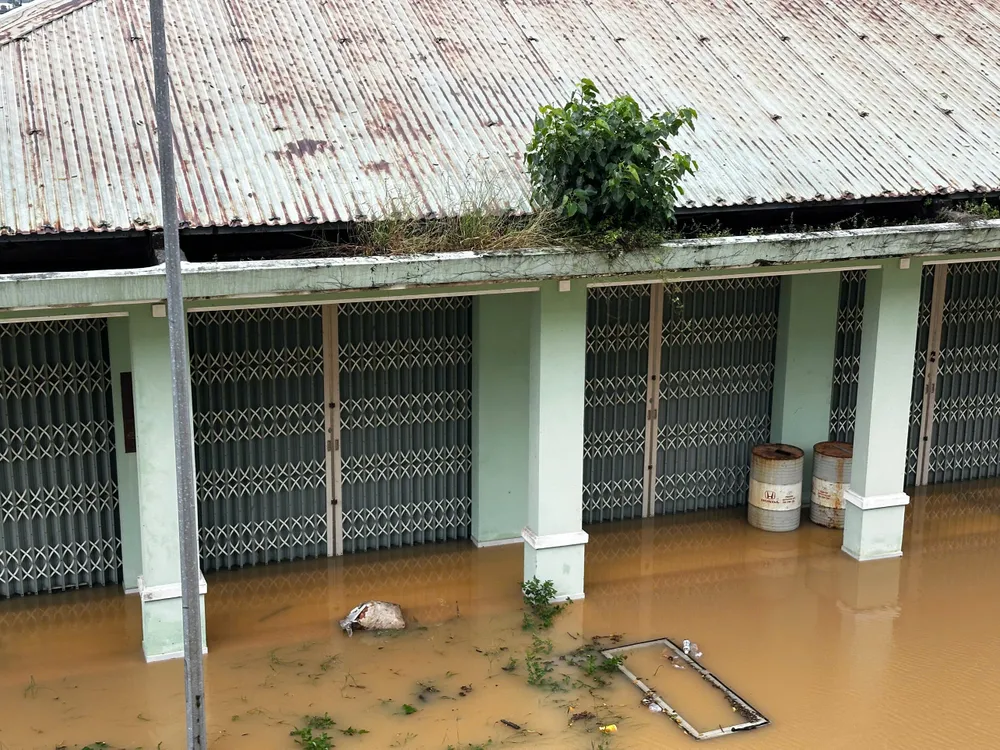 Nước dâng cao tại thôn Tây An. Ảnh: XUÂN QUỲNH z7165942097610_612156d91a4cc8f72a14cbca79db3f6d.jpg