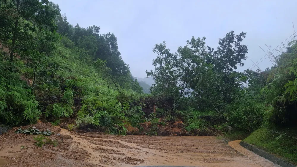 Do mưa lớn kéo dài, nhiều đoạn bị sạt lở. Ảnh: BRIU QUÂN z7165990532652_d536702f28aa56f3572bcda041592843.jpg