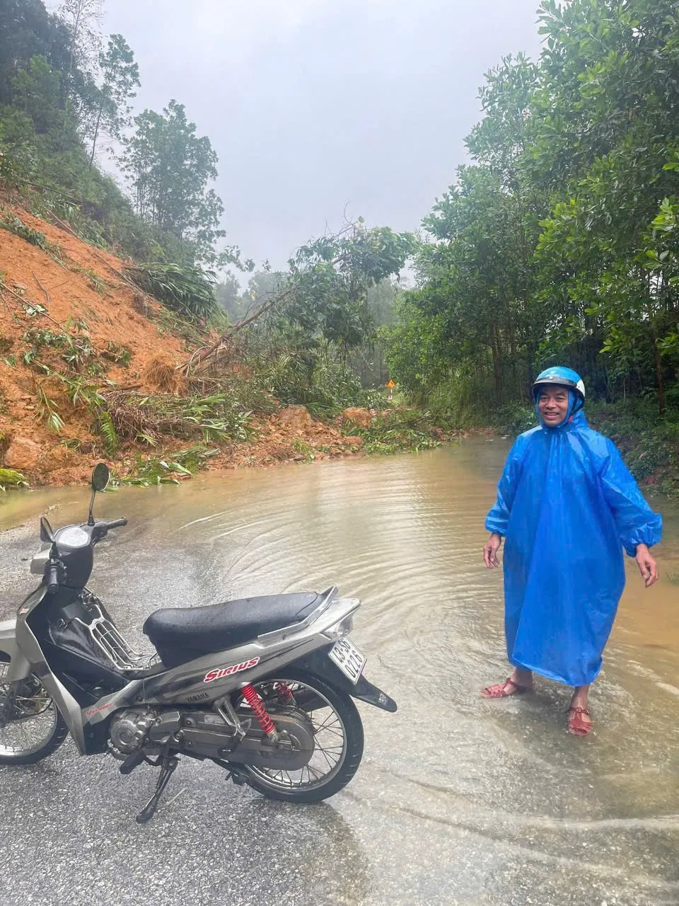 Thời tiết trên A Vương vẫn diễn biến phức tạp. Ảnh: BRIU QUÂN z7165990533503_277bd9874cd3fea502d7e0b198a79773.jpg