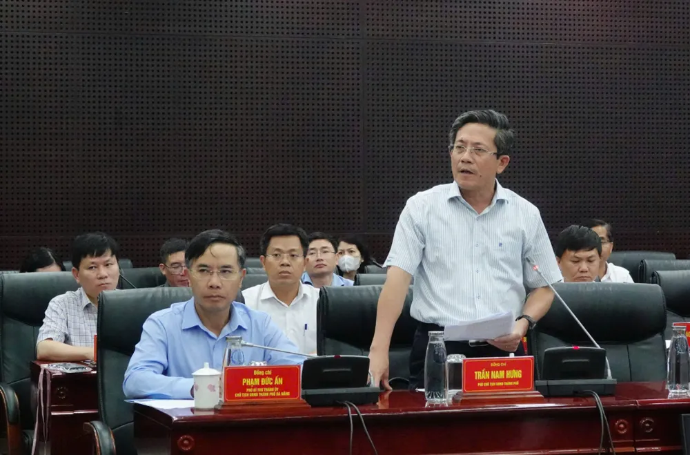 Ông Trần Nam Hưng, Phó Chủ tịch UBND TP Đà Nẵng thông tin tại cuộc họp. Ảnh: XUÂN QUỲNH z7167114720092_5b1049c9bdd2cca84d0df20514c6aea7.jpg