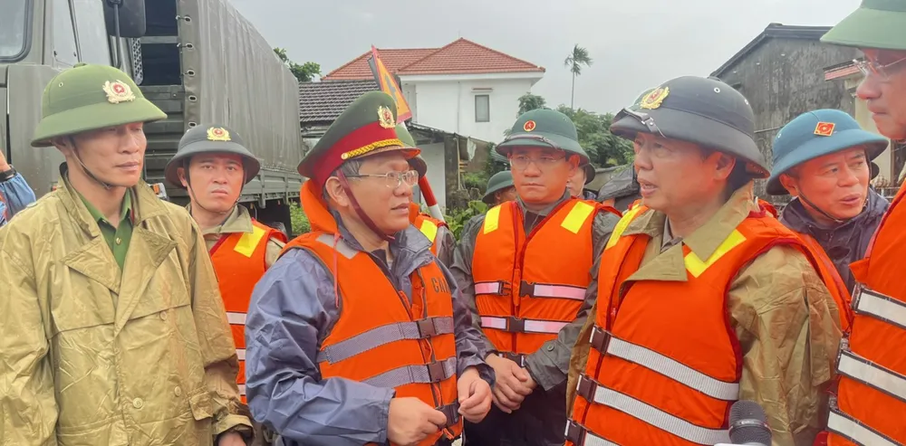 Phó Thủ tướng cùng đoàn công tác đã đến thăm, tặng quà bà con nhân dân vùng ngập lụt tại phường Điện Bàn Đông. Ảnh: XUÂN QUỲNH z7167333255900_2968fcc8bd113aa2346fd5e64ae87f88.jpg