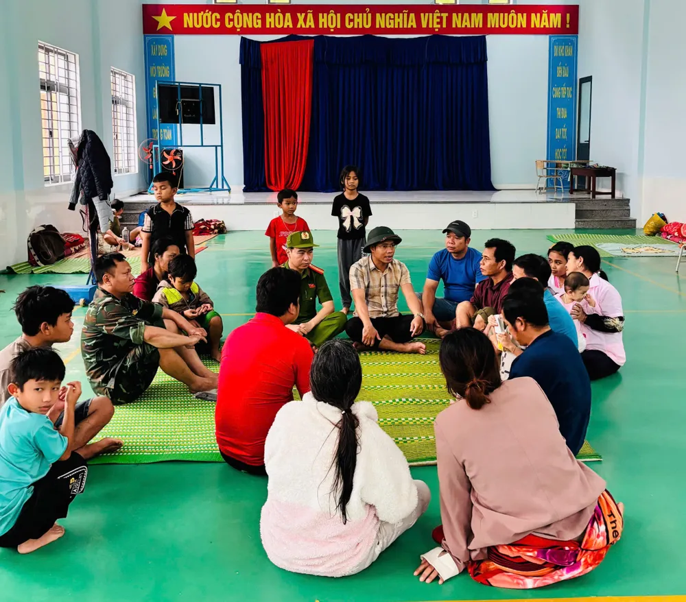 People were evacuated to a safe area. Photo: BRIU QUAN z7168263412627_0d6a197549723788a2829093028032a3.jpg