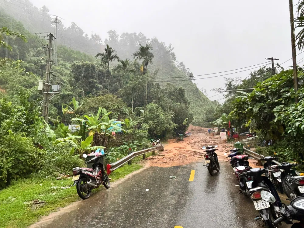 The road through the village was eroded. Photo: BRIU QUAN z7168263466431_c8ff231e59f79ad5b5fdb4a6c39c1390.jpg