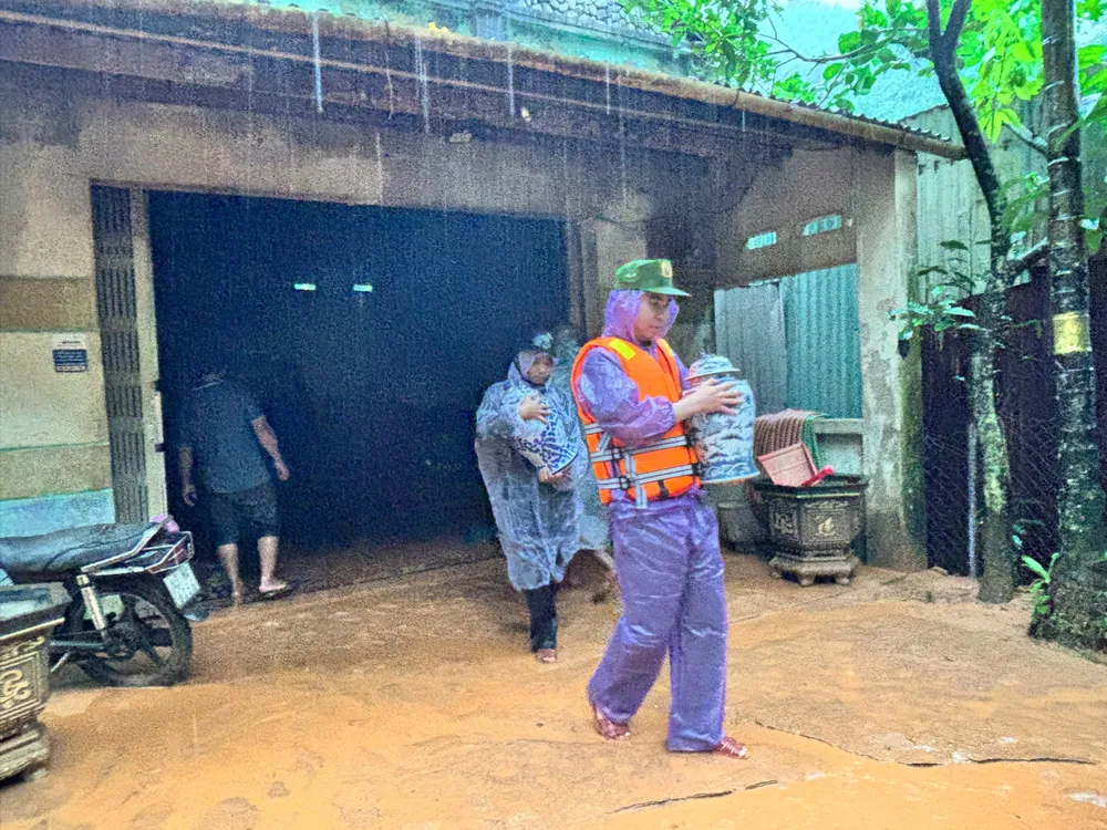 Authorities support the relocation of people's property. Photo: BRIU QUAN z7168263476274_0280b787e2bd4725c8185b53057016ba.jpg