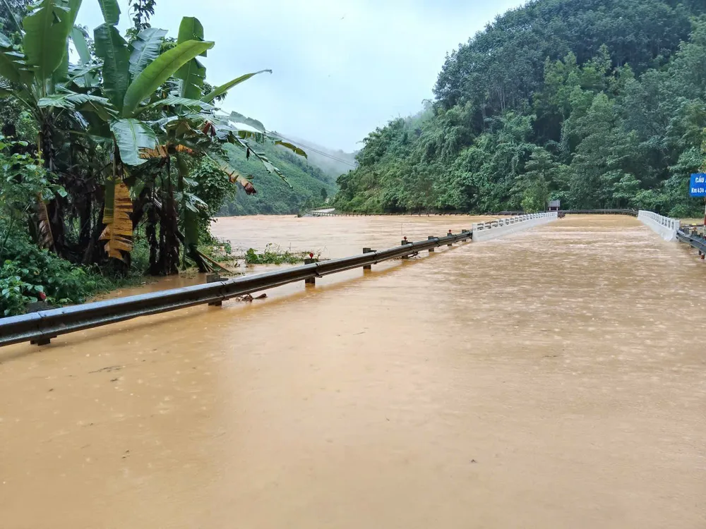 Ho Chi Minh Road through A Vuong commune is deeply flooded. Photo: BRIU QUAN z7168345789602_b7e920e1207d2c8fc3c3cb31211b7230.jpg