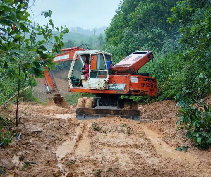 Authorities repair the cut-off road in La Dee commune. Photo: BUI THE ANH z7168351192916_37c5803733d4821a0562fdc2771ed822.jpg