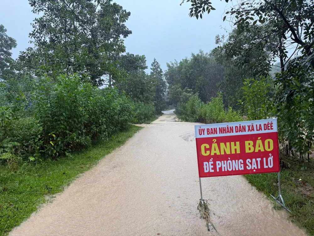 A landslide warning route. Photo: BUI THE ANH z7168351203355_ec4778d4846ebd92009e1bdf657a8599.jpg
