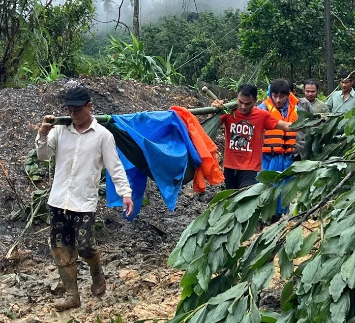 Khiêng các nạn nhân băng rừng 573912857_1246610804163049_6128922953887719097_n.jpg