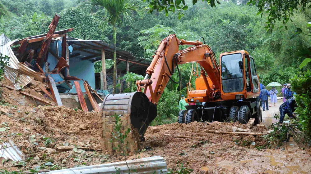 Lực lượng Quân khu 5 sử dụng phương tiện cơ giới khắc phục điểm sạt lở. Ảnh: XUÂN QUỲNH BAO NGAY (1).jpg