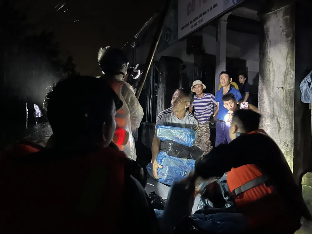 Bộ đội Hải quân kịp thời có mặt giữa vùng ngập lụt z7171407649320_3a254585877abfcc8be25691b8d41f1f.jpg