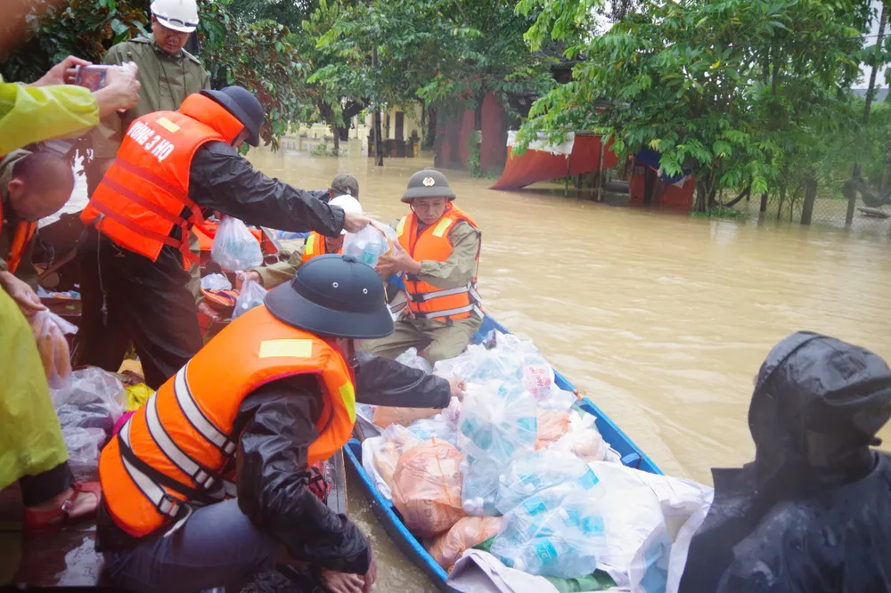Cán bộ, chiến sĩ Vùng 3 Hải quân chuyển lương thực, nước uống xuống xuồng nhỏ để chuyển đến tay người dân