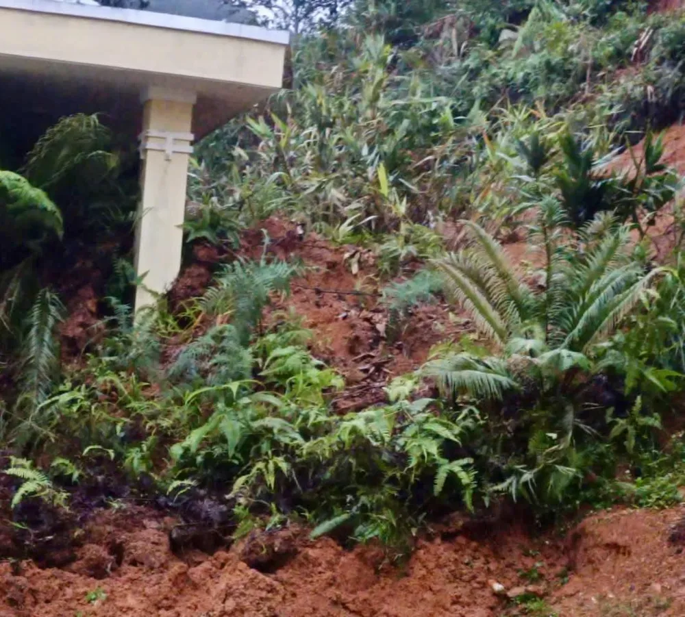 Đất đá tràn vào trụ sở 574333374_122146899026926782_2940561319388296897_n.jpg