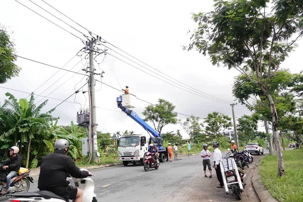Lực lượng điện lực khảo sát, kiểm tra hiện trạng hệ thống điện sau lũ. Ảnh: XUÂN QUỲNH DSC07230.JPG