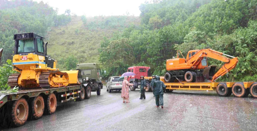 Инженеры собрали технику и были готовы проложить дорогу в зону оползня. PHAN 2 (2).jpg