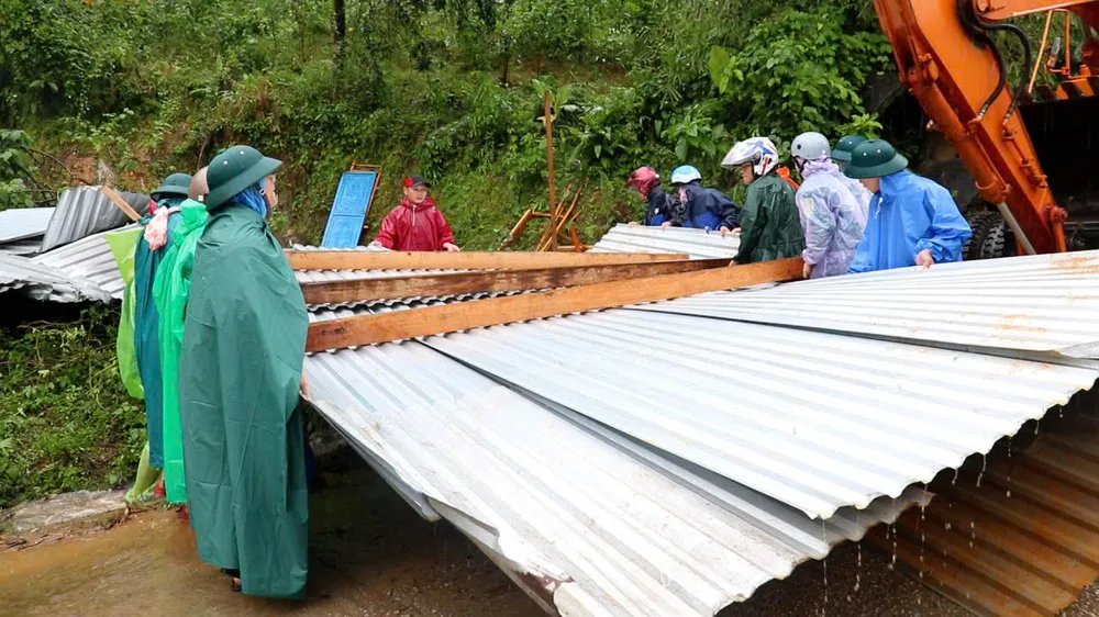 Силы помогают людям расчищать и преодолевать оползни PHAN 2 (9).jpg