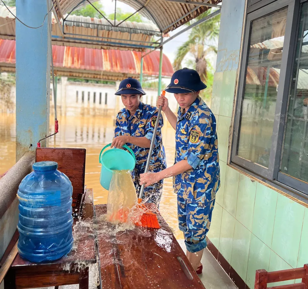 Các chiến sĩ tất bật lau dọn bàn ghế trung doan 351 (2).jpg