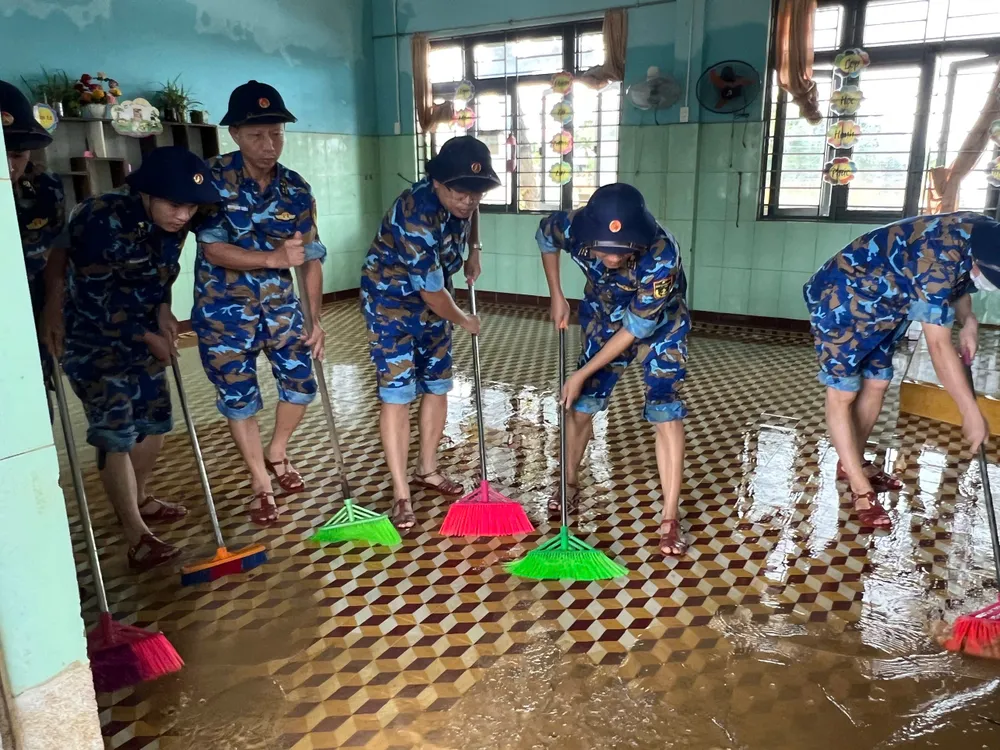 Cán bộ, chiến sĩ Trung đoàn 351 dùng nước đẩy bùn đất trung doan 351 (8).jpg