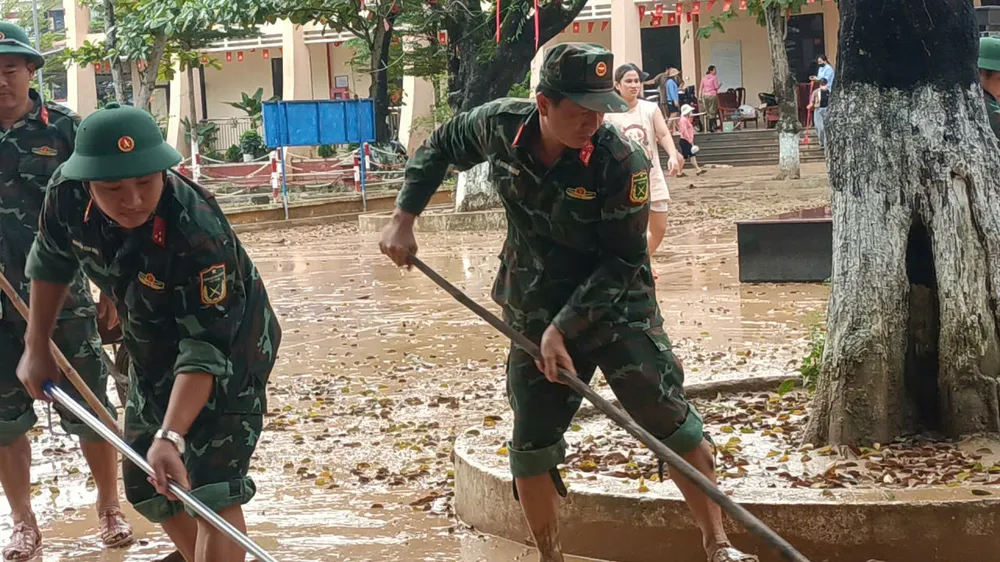 Các chiến sĩ bộ đội làm việc nghiêm túc nhằm giúp bà con sớm ổn định đời sống z7173453474645_3c09349ed5bd37d7ee2b9162af77f26d.jpg