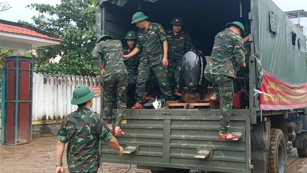 Các chiến sĩ triển khai phương án dọn dẹp ngay sau khi lũ rút z7173453497513_8693f494418e080ad4fffbc53cb5227b.jpg