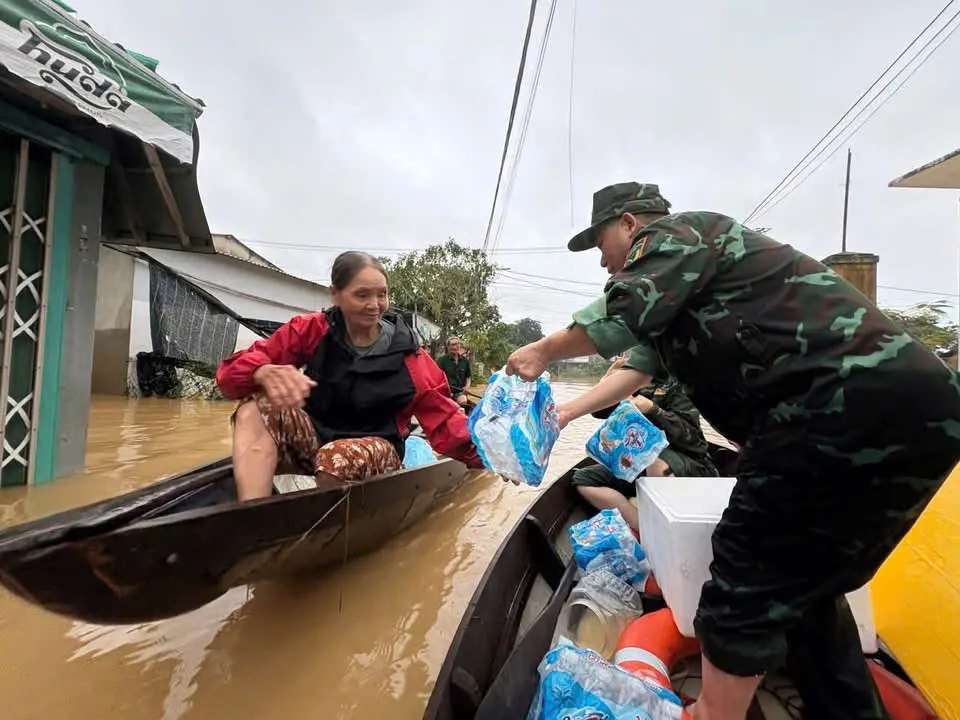 Hình ảnh cán bộ, chiến sĩ Quân khu 5 cứu trợ người dân vùng lũ z7173456011290_e1b28f8cba98071616ea9c3c5439366c.jpg