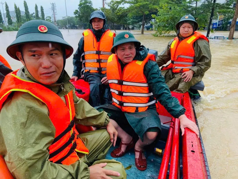 Trung tướng Lê Ngọc Hải, Tư lệnh Quân khu 5, trực tiếp chỉ đạo các lực lượng nơi tâm lũ z7173456023685_4ab308181c40046656a37fa0ee23692c.jpg