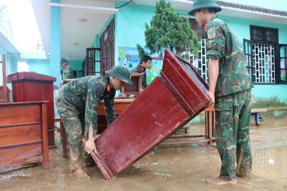 Lực lượng Quân khu 5 dọn dẹp vùng ngập lụt z7173476769705_e6490ecc75be309d7f84f152ce12abe3.jpg