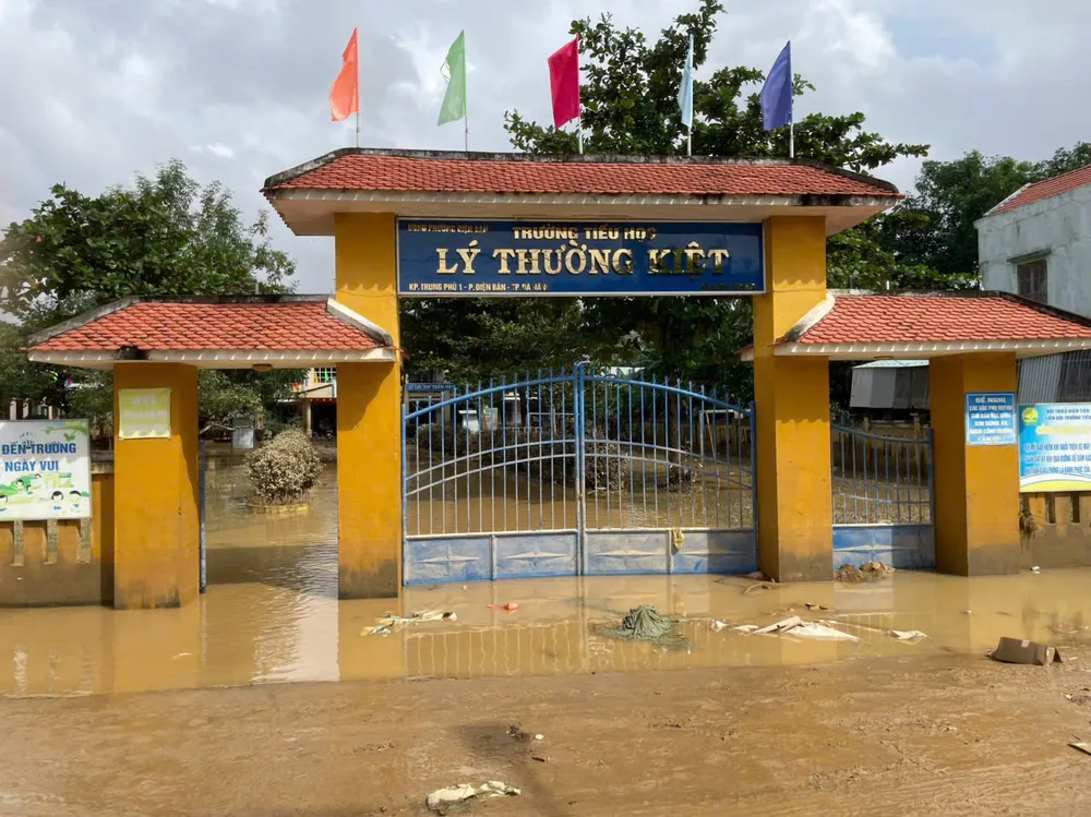 Trường Tiểu học Lý Thường Kiệt sau khi nước rút z7173950228489_688f7ce815eda8ec48d83835594e6f1a.jpg