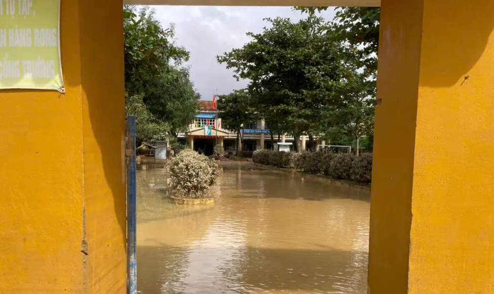 Bùn đất đầy sân trường z7173950236634_24fb8756ad77fa12f6ba576b4a2ec781.jpg