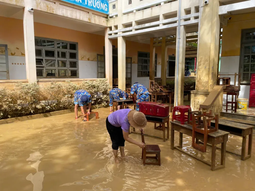 Cán bộ, chiến sĩ Trung tâm Bảo đảm Kỹ thuật 354 (Vùng 3 Hải quân) cùng thầy, cô giáo dọn dẹp z7173950241294_e30d697c019e6eaa6855b15d10b492eb.jpg