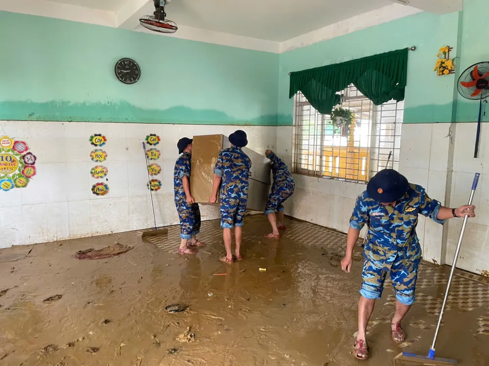 Trong lớp học, lớp bùn vẫn còn dày đặc trên sàn z7173950254054_34f3d73a44fe5fc211966aaf744bb336.jpg