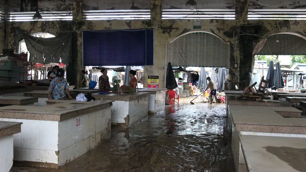 Bùn vẫn còn dày đặc ở chợ Ngã tư Ái Nghĩa. Ảnh: XUÂN QUỲNH z7174359364183_13605d5a903709f6a2c5f75cde4f5c2d.jpg