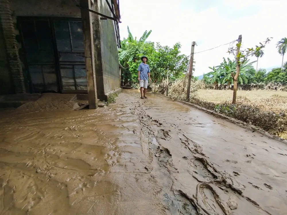 Đoạn bùn dày hơn 10 cm khiến việc đi lại khó khăn. Ảnh: XUÂN QUỲNH z7174577198323_d92e1ab72f80bf0595db78a31fdb17b3.jpg