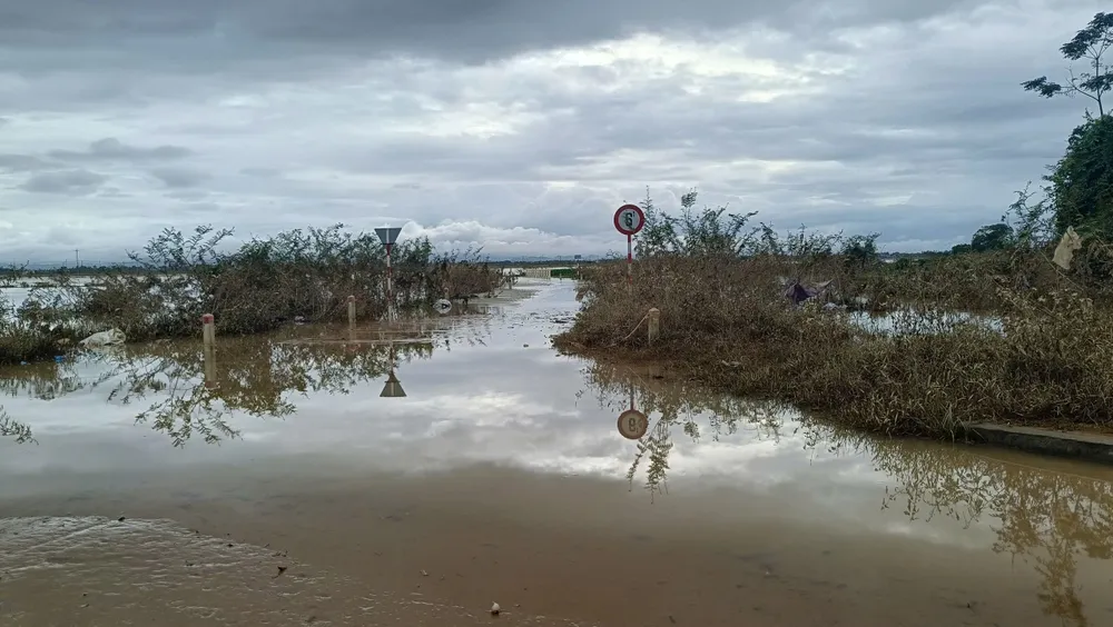 Vẫn còn nhiều đoạn ngập ở phường Điện Bàn Đông. Ảnh: XUÂN QUỲNH z7175781199483_01940e989715bac3b8b9f1d1c74b34dd.jpg