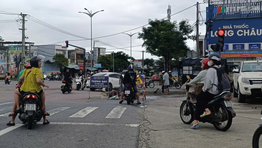 Công nhân thi công sửa chữa, khắc phục hư hỏng trên tuyến quốc lộ sau lũ. Ảnh: XUÂN QUỲNH z7175781227075_226c1260425b6f296899b45bbc76018e.jpg