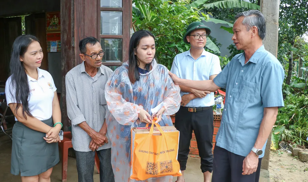 Ông Đoàn Ngọc Hùng Anh tặng quà, động viên gia đình có người thân mất tích do mưa lũ tại phường Điện Bàn 1-11 TRAO QUA3.jpg