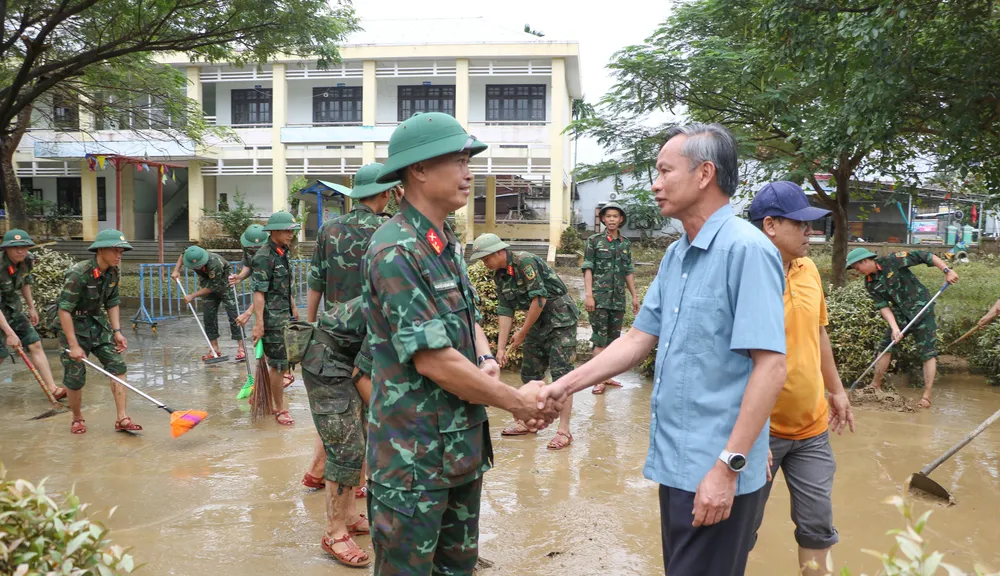 Ông Đoàn Ngọc Hùng Anh động viên lực lượng quân đội dọn dẹp tại trường tiểu học Trần Hưng Đạo (xã Gò Nổi) 1-11 TRAO QUA4.jpg