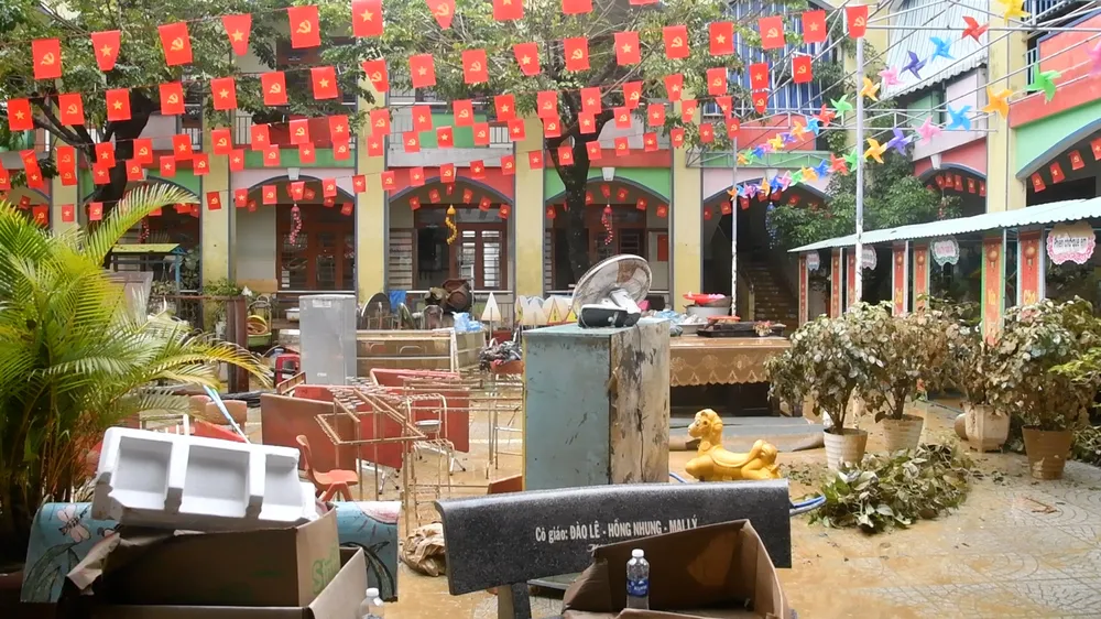 Trường Mẫu giáo Điện Phương ngổn ngang sau mưa lũ MP4_5266.00_03_00_49.Still002.jpg