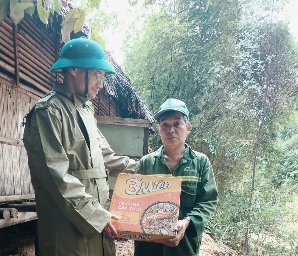 Lực lượng chức năng xã A Vương (TP Đà Nẵng) hỗ trợ nhu yếu phẩm cho hộ dân bị thiệt hại z7176716926736_182cc566f778e00a238f41b0eea51a5b.jpg