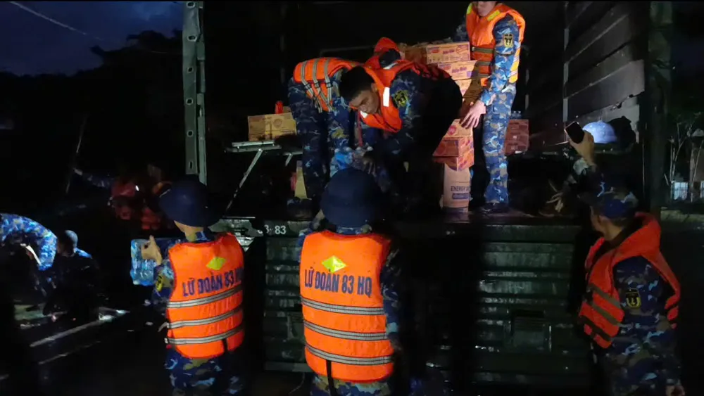 Cán bộ, chiến sĩ Lữ đoàn 83 vận chuyển nhu yếu phẩm tiếp tế cho nhân dân vùng ngập lụt z7177699943540_939f66a02b196acc83a2639c48032c98.jpg