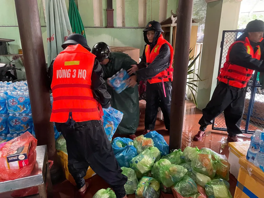Cán bộ, chiến sĩ Vùng 3 chuẩn bị lương thực, thực phẩm hỗ trợ nhân dân vùng ngập lụt z7177700164771_9463b2b41716e82a0bf595ce2ca1a060.jpg