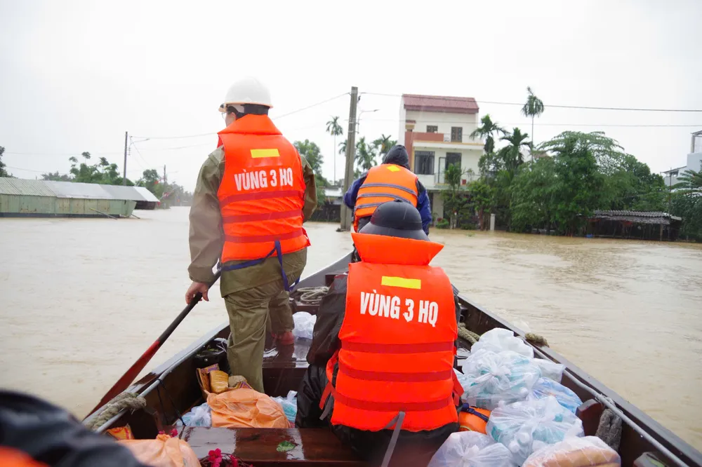 Cán bộ, chiến sĩ Vùng 3 mang lương thực, thực phẩm hỗ trợ nhân dân vùng ngập lụt z7177700331044_f1893621b13fd765a40bd2f0e01506c5.jpg